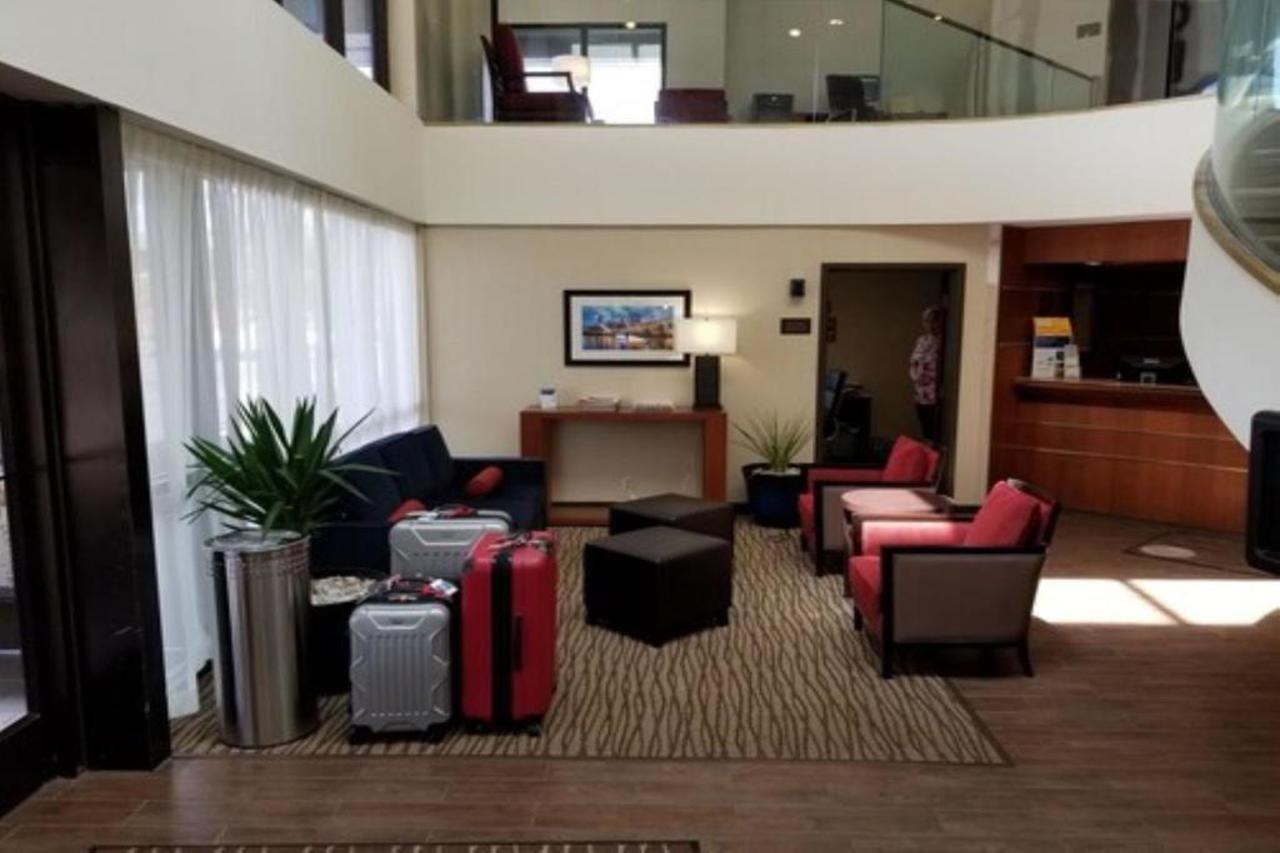 Comfort Inn Cleveland Airport Міддлберґ-Гайтс Екстер'єр фото